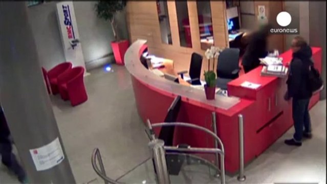 Parigi, continua la caccia all'uomo, cattura smentita