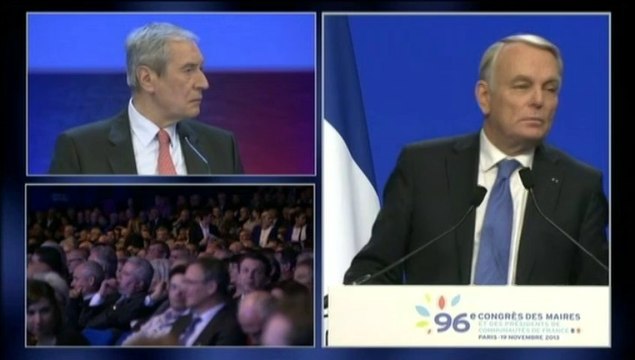 Ayrault accueilli par quelques sifflets au Congrès des maires de France