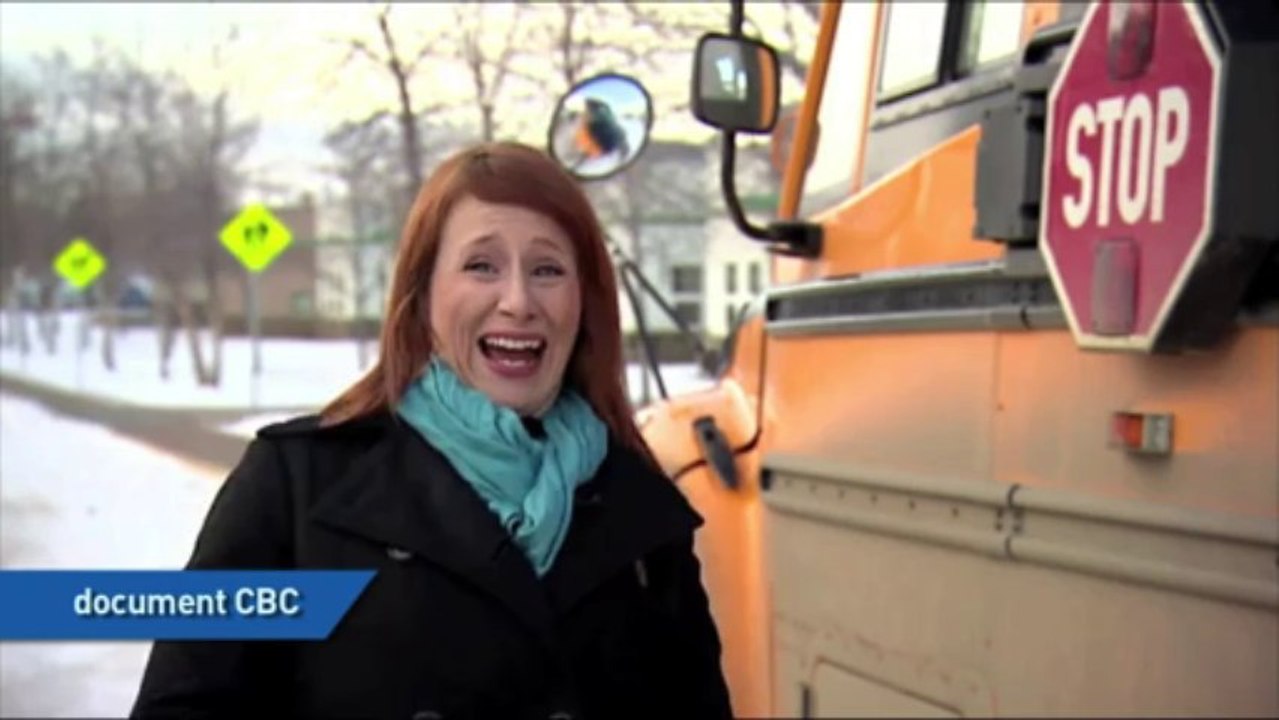 Un cameraman attaqué par un félin en plein reportage