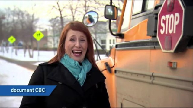 Un cameraman attaqué par un félin en plein reportage
