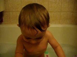 Emma debout dans la baignoire