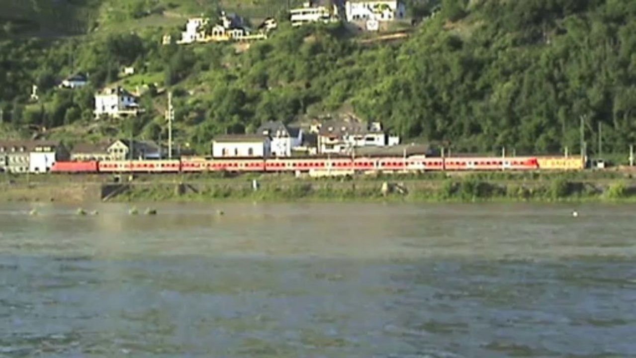 Entspannungsvideo aus Kaub am Rhein mit Rheinschiffen und zwei Zügen