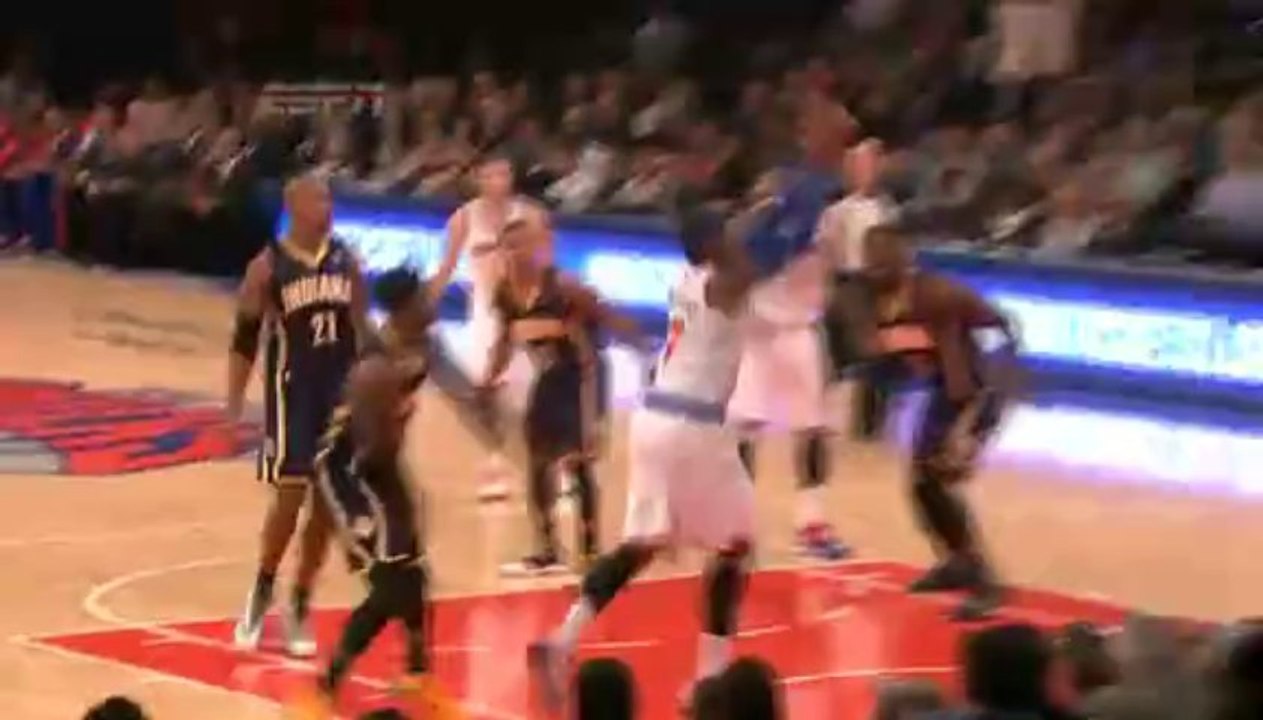 Melo 背籃單打 Paul George，巧妙地轉手上籃得分 (怎麼Melo愈來愈像 Barkley了..)