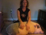 Cochon Batterie - Une fille fait des percussions sur un cochon!