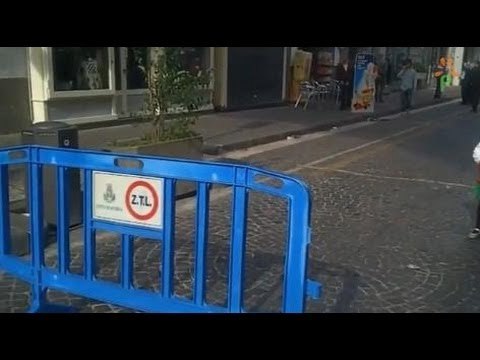 Aversa (CE) - Pilomat fuori uso, e i vigili diventano uomini transenna (20.11.13)