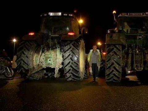 Manifestation: les agriculteurs bloquent les grands axes routiers d'Ile-de-France - 21/11