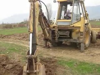 МОТИКА: 4 годишно Македонче работи како професионален багерист