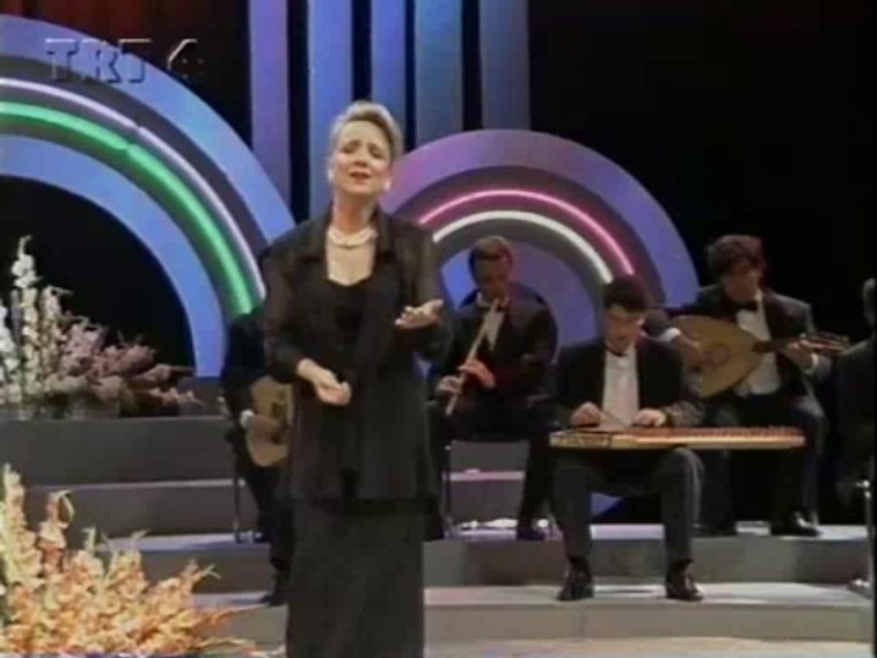 Esma Başbuğ _ Rüzgar söylüyor şimdi o yerlerde bizim eski şarkımızı