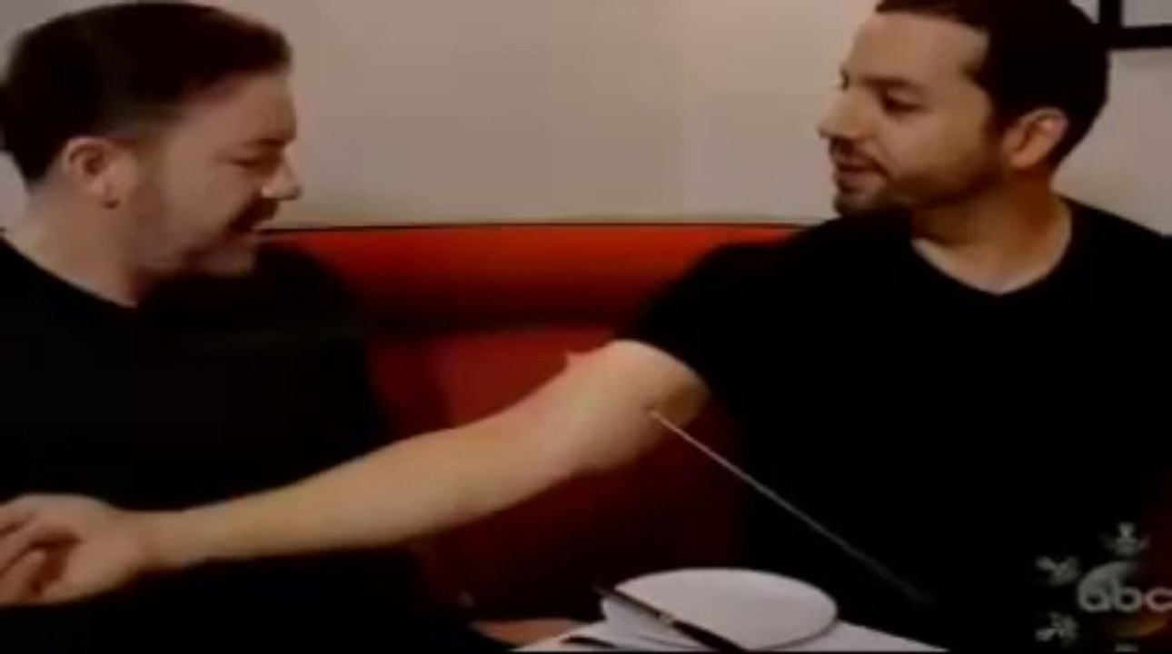 Se transpercer le bras avec une épée... Le magicien David Blaine fait flipper Ricky Gervais
