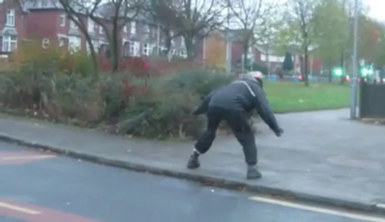 Gars bourré traverse la route. Attention au trottoir!!