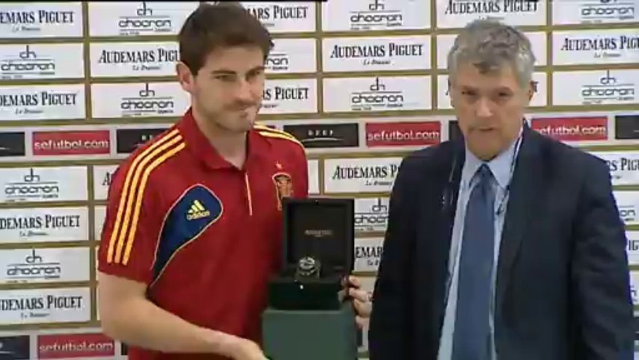 Casillas señala a Cristiano para el balón de oro, lamenta la lesión de Khedira y asegura sentirse a gusto en el Real Madrid