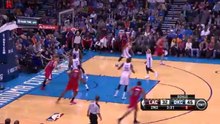 Blake Griffin 騙過防守球員假傳真灌籃~