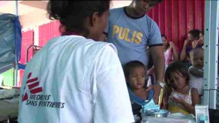 Miles de filipinos todavía esperan la ayuda