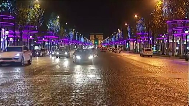 Coup d'envoi des illuminations de Noël sur les Champs-Elysées