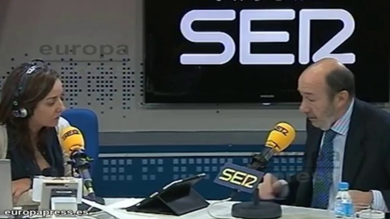 Rubalcaba: "Que me llame Rajoy y le explico gratis que las cuchillas cortan"