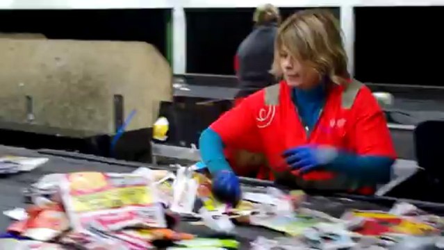 La table de tri au Smicval Syndicat mixte intercommunal de valorisation des déchets