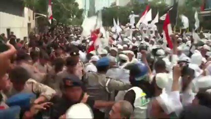 Oeufs et des tomates pour protester contre l'espionnage australien