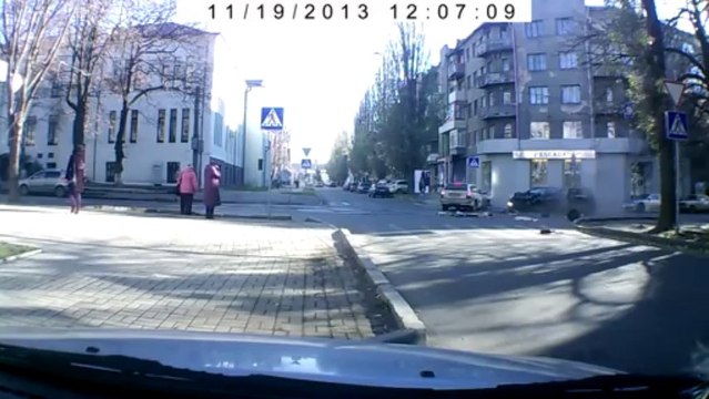 Conduire une voiture à la RUSSE - Compilation de crash sur les routes de RUSSIE!