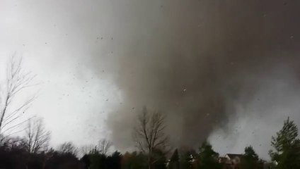 Download Video: Tornades Dévastatrice - Un père et son fils voient en direct leur maison se faire avaler par les vents!