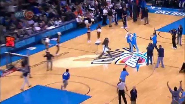 Un fan de l'équipe de Basket-Ball Thunder marque un panier du milieu de terrain et gagne $20,000!
