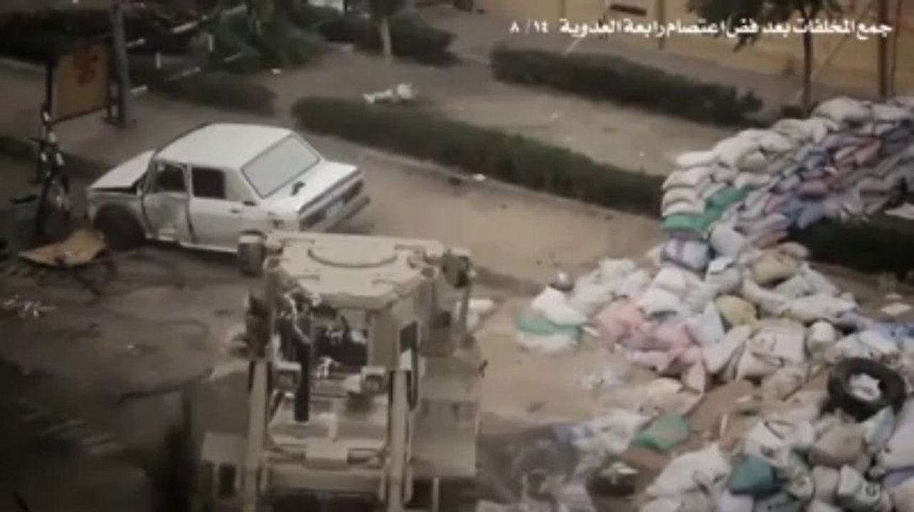 الجرافة وهي تكنس الجثث أثناء فض إعتصام رابعة