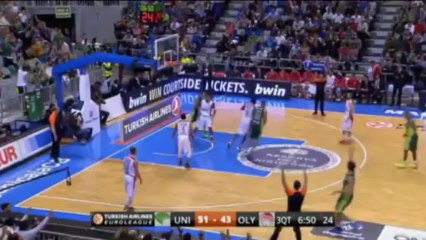 Olympiacos stay perfect to progress