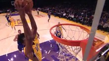 Nick Young 迫使對手1失誤後接應 Jordan Farmar 的快攻雙手 Alley-oop ~