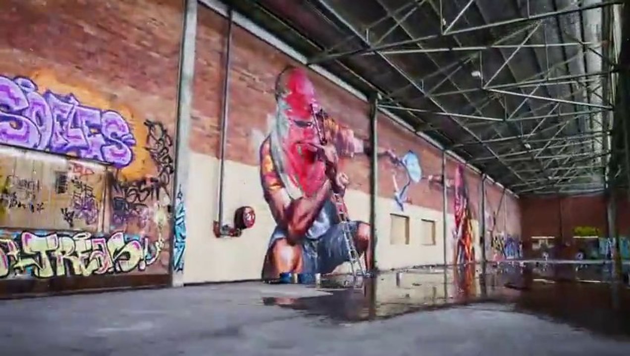 Des Graffeurs refont un entrepôt - graffitis de Malade!