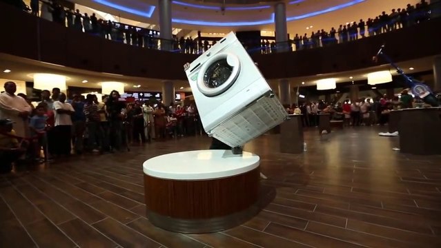 Rocky Byun met des objets en équilibre à Dubaï