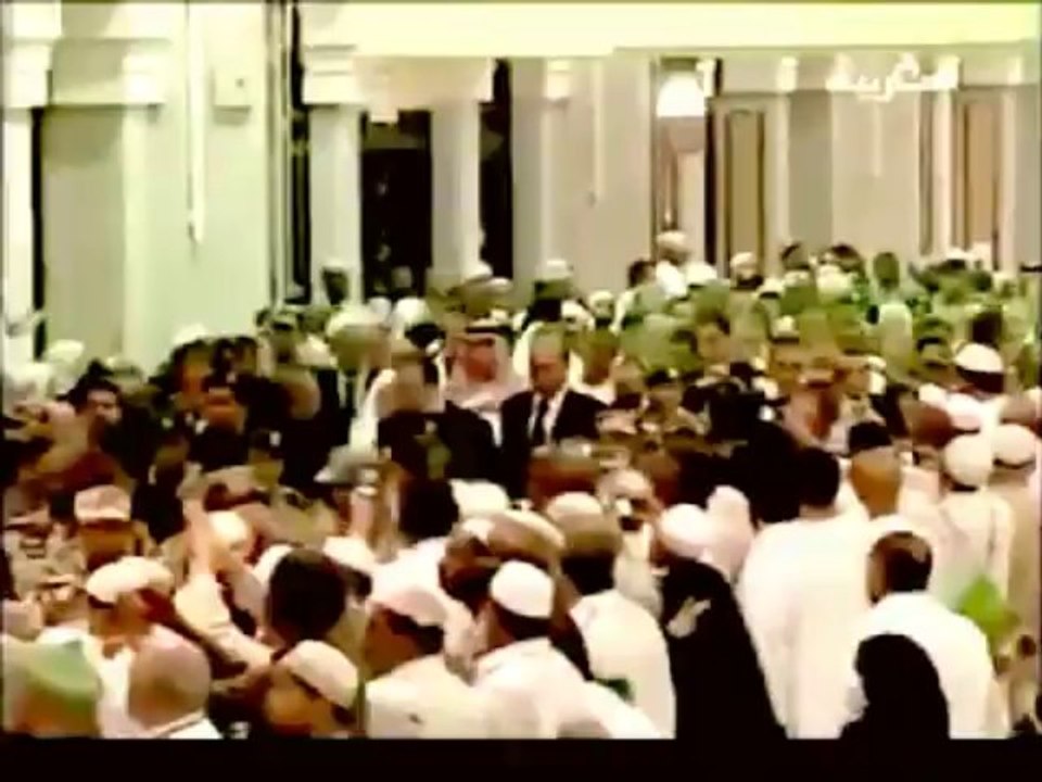 فضيحة!!! عبيد محمد السادس يقولون "عاش الملك" ويهللون باسمه من داخل الحرم المكي وامام الكعبة!!!