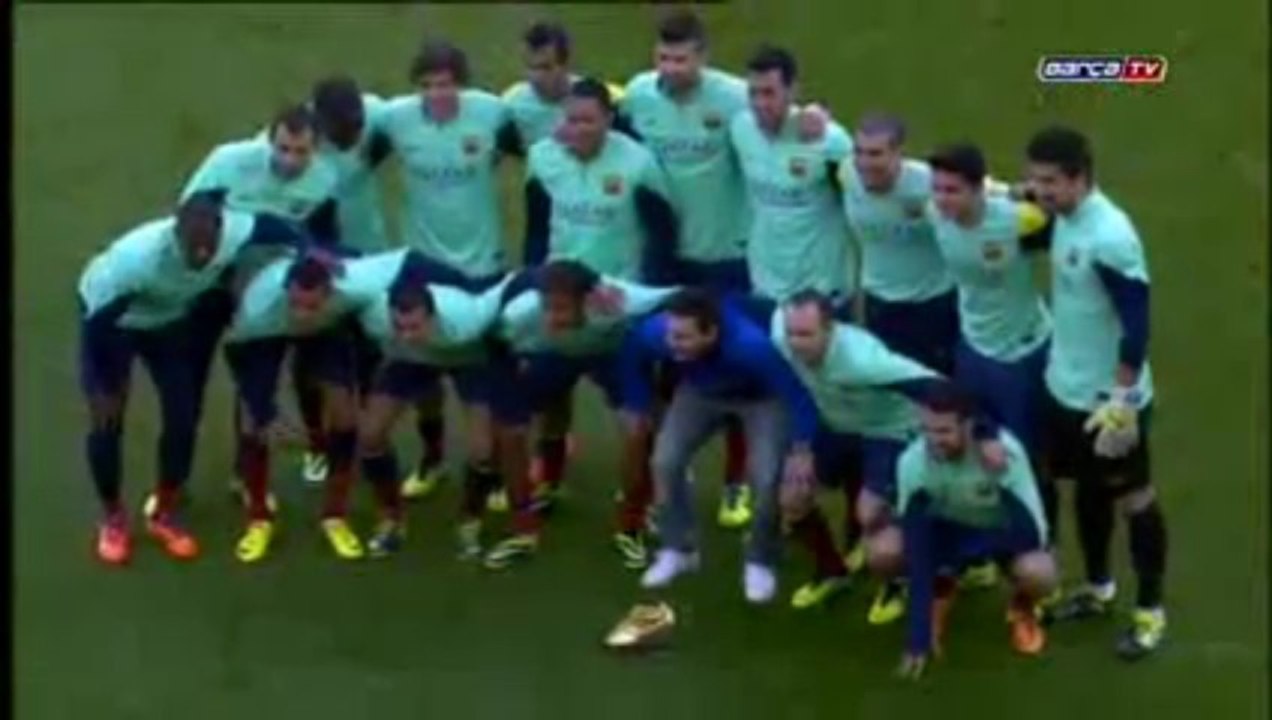 Leo Messi shows off his Golden Boot to the FC Barcelona fans (23-11-2013)
