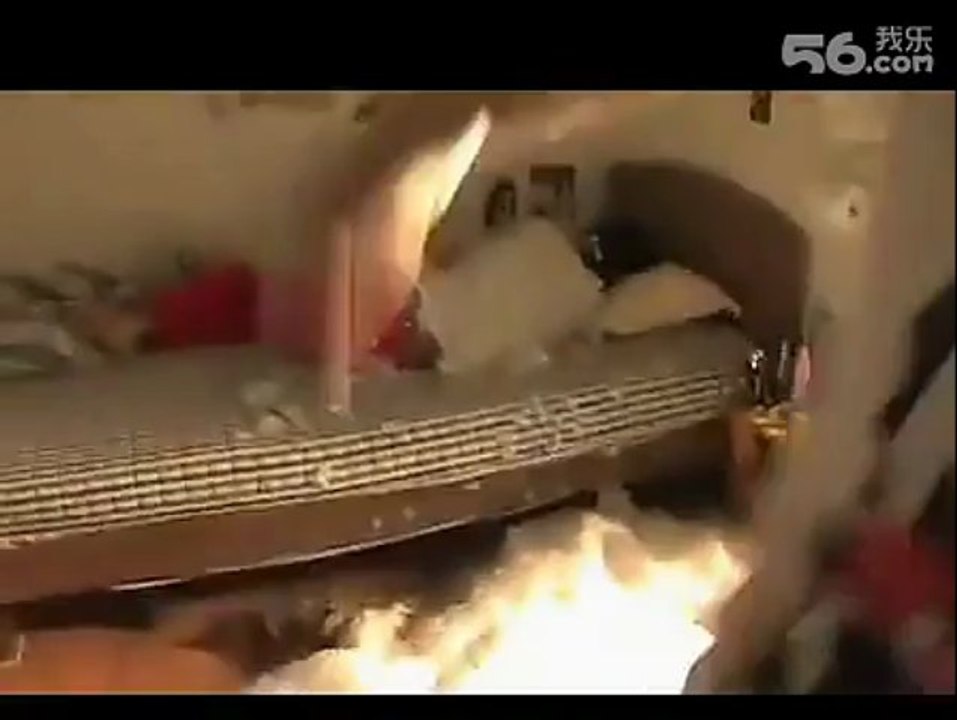 Un chinois se fait manger par la mousse