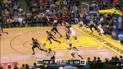 Nicolas Batum monte au dunk sur Stephen Curry