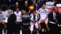 Manu Ginobili et Tony Parker font une blague à Tim Duncan