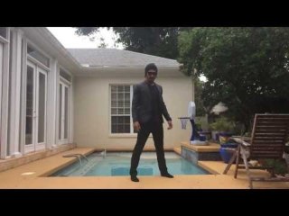 Descargar video: Man Performs Swimming Pool Trick