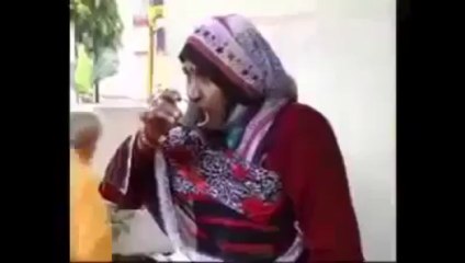 ہندو گائے کا پیشاب پیتے ہوئے