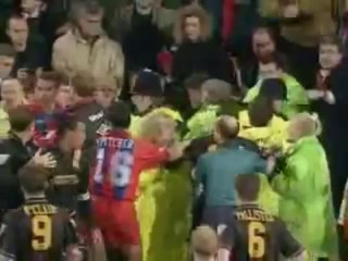 1995 - Eric Cantona attaque un supporter de Crystal Palace en tribune