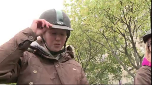 Poneys et cavaliers défilent à Paris contre une hausse de la TVA