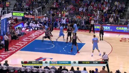 La passe décisive miraculeuse de Jared Dudley entre les jambes de DeAndre Jordan