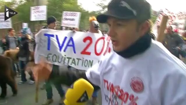 Cavaliers et chevaux manifestent contre la hausse de la TVA