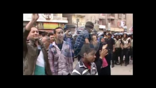 الاهالى تنظم وقفة امام جامعه المنصورة لتأييد الجيش والشرطة بعد تظاهر منتمين للاخوان امام الجامعه