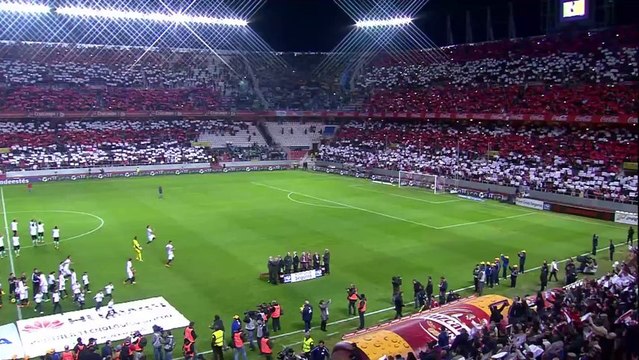 Aficionados del Sevilla FC cantando su himno