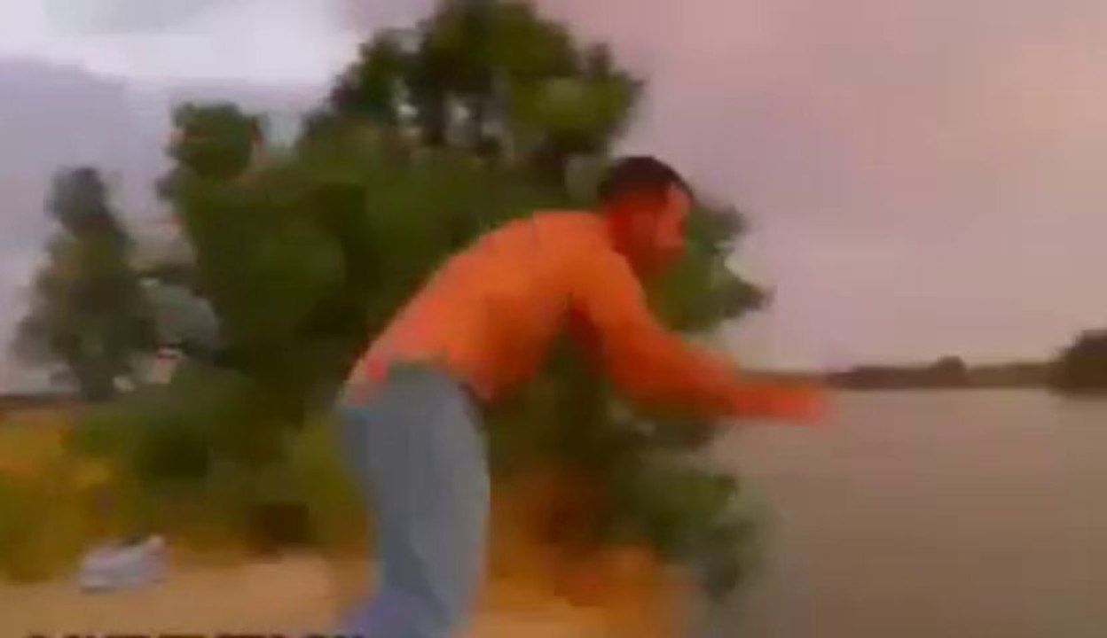 Plongeon de l'année! Il est bourré et plonge dans 20cm d'eau! Violent