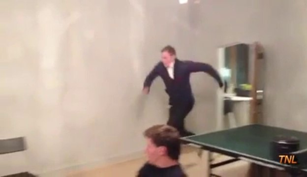 Un débile saute des chaises et s'éclate au sol! Violent et marrant!