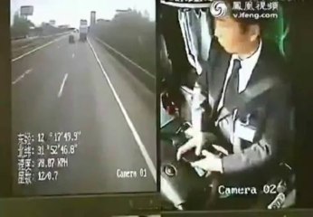 Envoyer un texto en conduisant un Bus - Gros crash en direct!