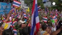 Bankok'ta göstericiler polisle çatıştı