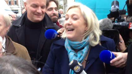 Marine Le Pen distribue des tracts