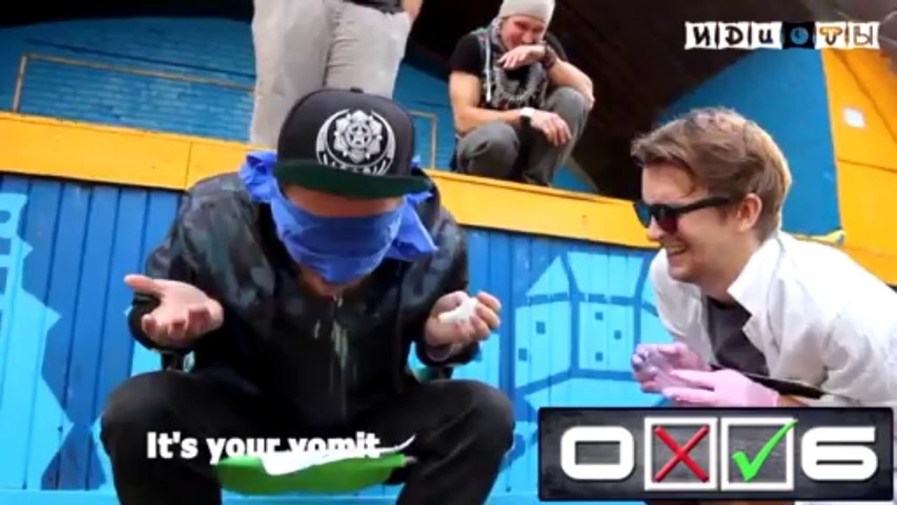 Jackass Russes - manger n'importe quoi : ongles de pied, préservatifs, crachat... Crade!