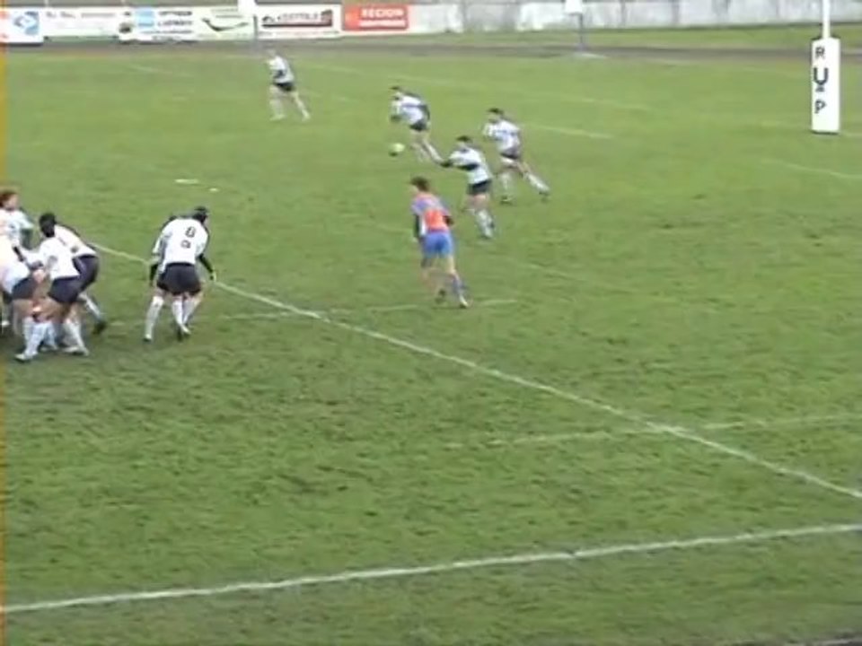 10.4 Plaquage dangereux-Un joueur ne doit pas plaquer un adversaire dont les pieds ne touchent pas le sol