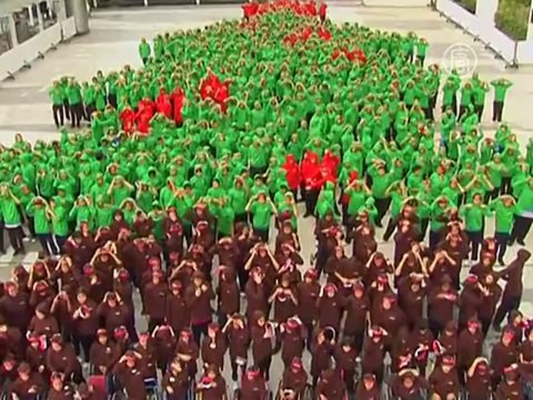 Живая новогодняя ёлка из 852 человек